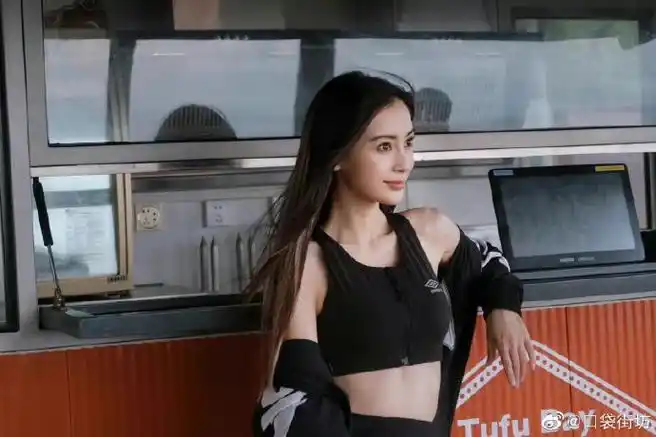 baby运动风造型分享,黑白撞色简单高级,马尾造型尽显活力,身材比例绝