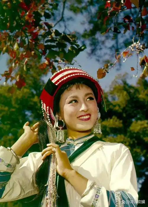 由于杨丽坤是云南演员,饰演刘三姐的最佳人选应该是广西演员.