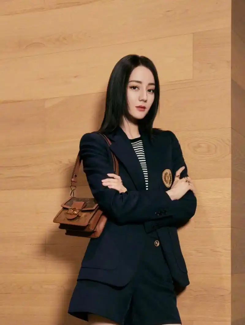 看穿着职业装的迪丽热巴,妖娆性感,美丽大方!女人味十足!