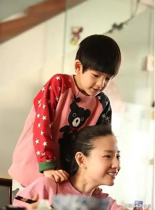 痛失父爱顶顶单亲家庭致性格敏感7岁反教长辈学会忍耐