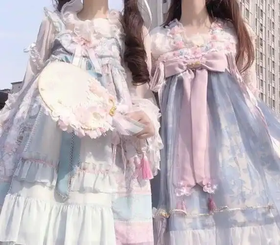 一起穿着漂亮的洛丽塔小裙子拍的,所以也可以用来当闺蜜头像哦!