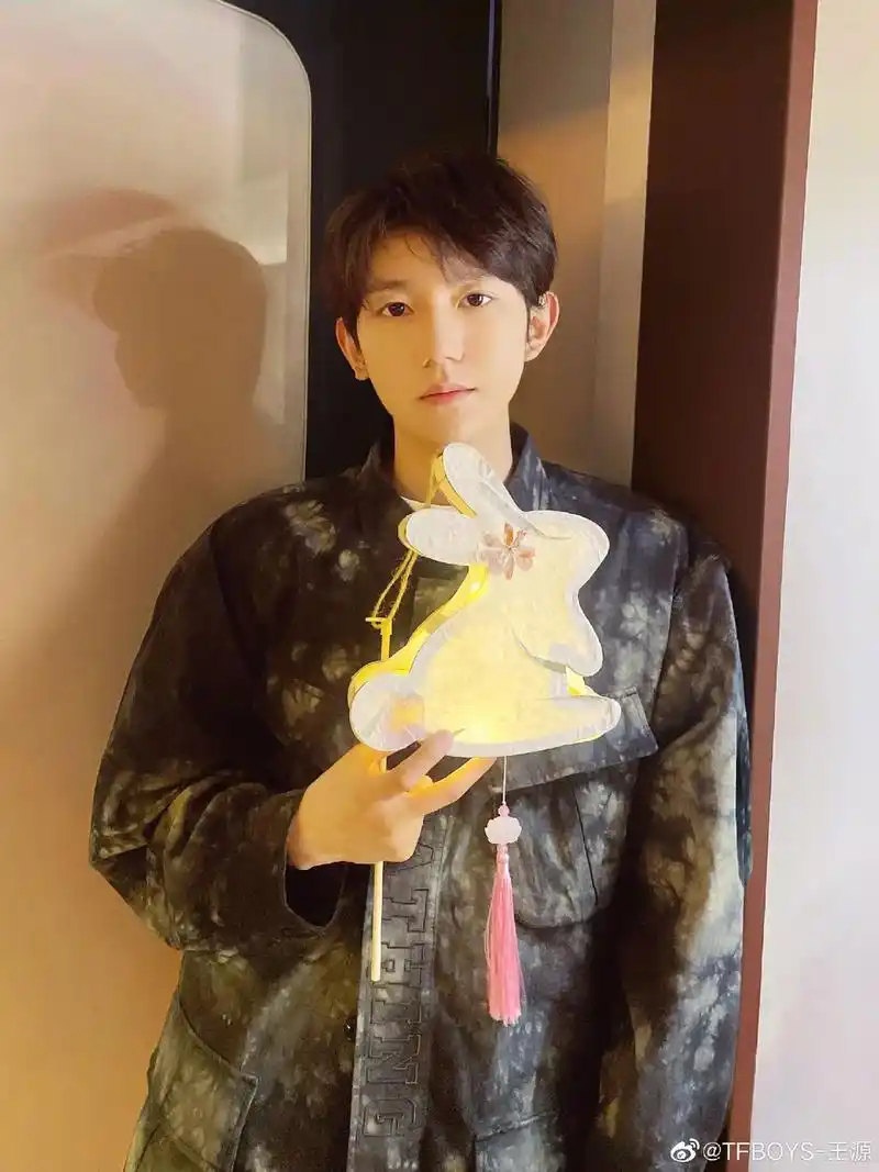 元宵节快乐呀#分享照片 #男明星 #王源 - 抖音