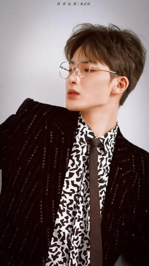 朱正廷超话79金丝眼镜#朱正廷捧花走红毯