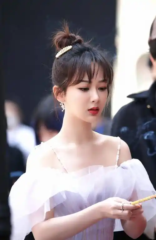 原创杨紫萌探探路透吊带纱裙优雅可爱民国风造型甜美俏皮期待