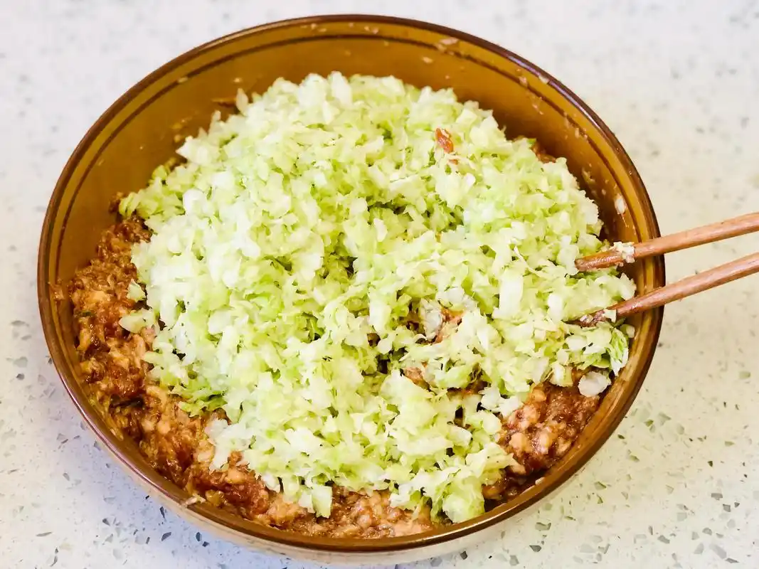 春节包猪肉白菜馅饺子,别用盐杀水,分享我家多年方法,鲜嫩多汁