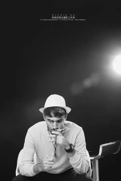 这个抽烟的姿势很酷