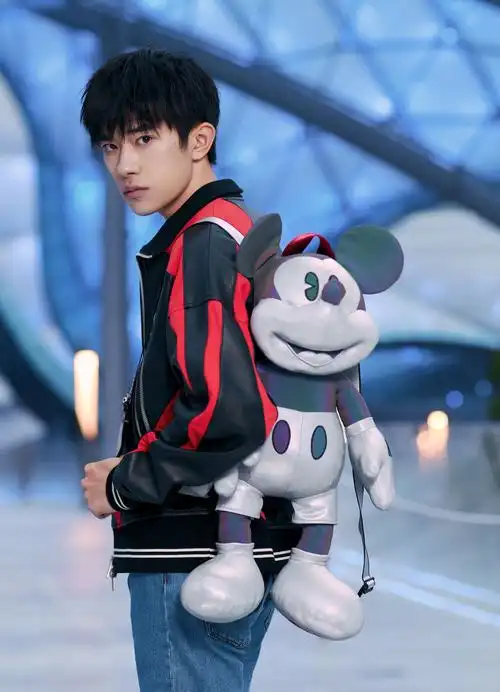 上海迪士尼度假区携手易烊千玺推出5岁生日庆典限量合作商品