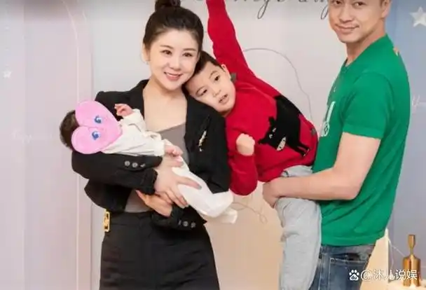 王雷夫妇海滩冲浪李小萌白皙婀娜惹眼光