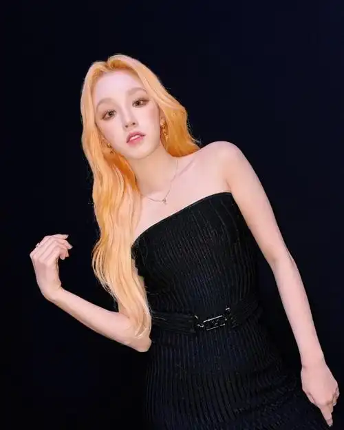 宋雨琦晒美照披金发穿黑裙又甜又辣3