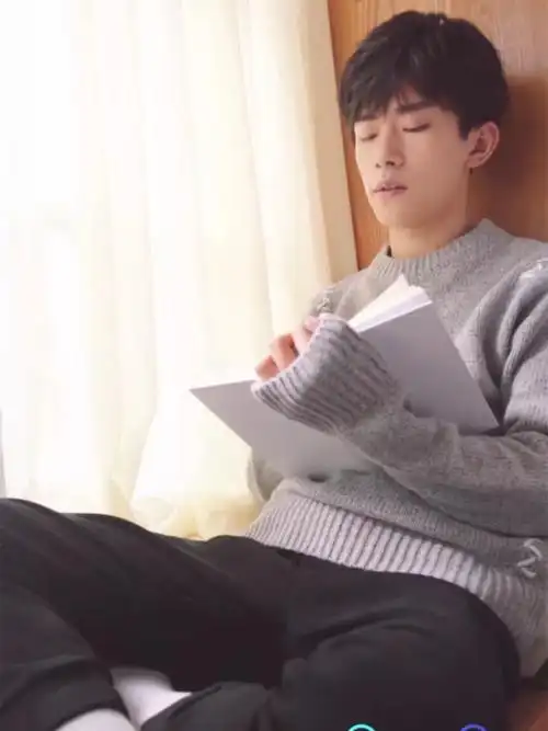 王俊凯和易烊千玺召唤大家读书一个博览群书一个读童话故事