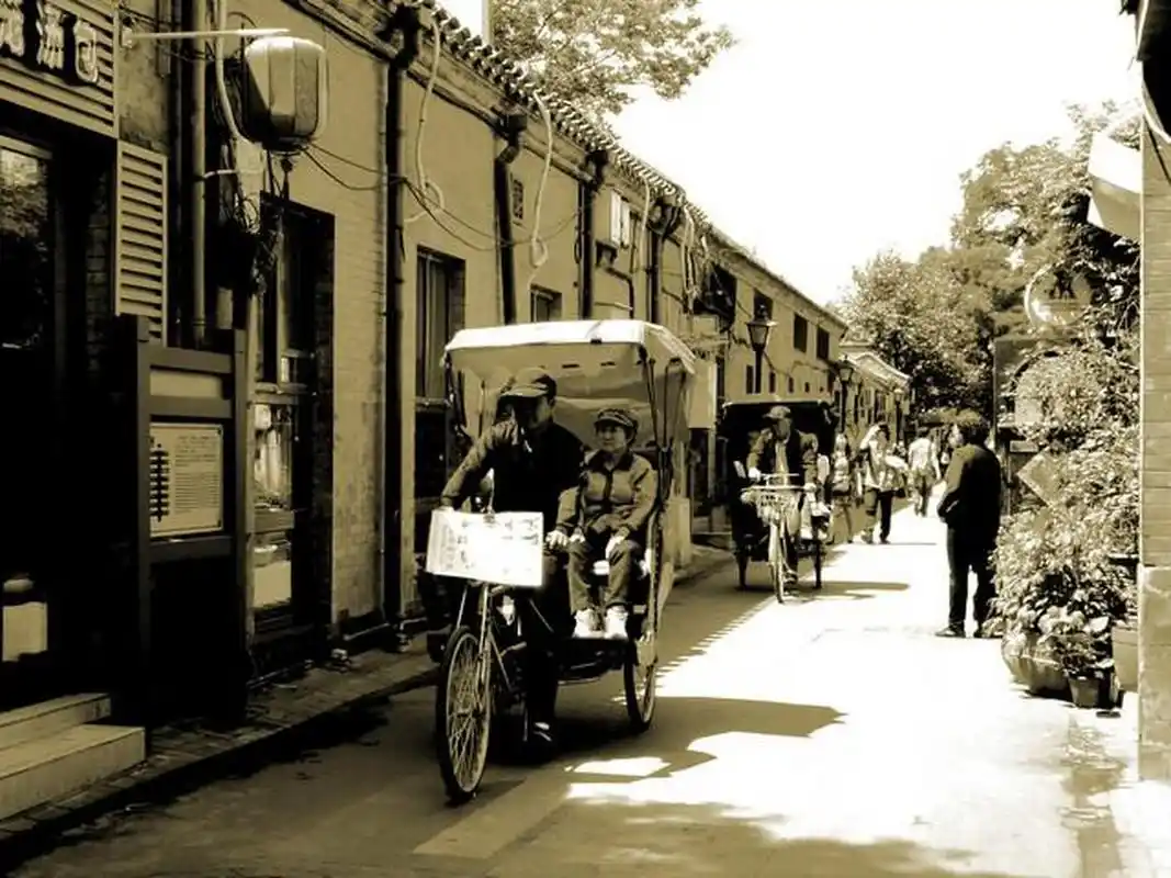 照片中,几名犯人表情各异.