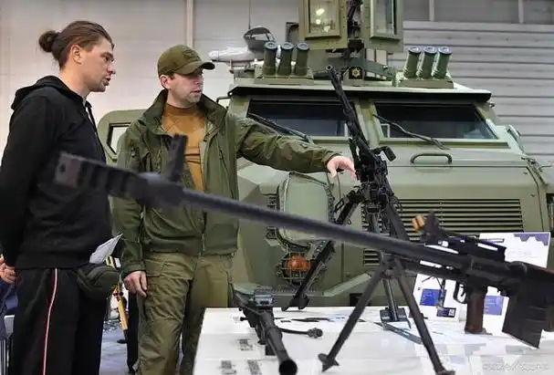 苏联制造的ak-47,莫辛步枪,杰格佳廖夫野战机枪,毛瑟步枪,马克沁机枪