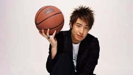 潘玮柏国外球场打篮球,看看水平如何