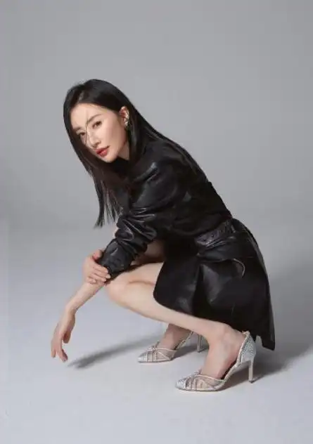 舒畅虽然长了一张娃娃脸但气质却挺高级的时尚造型更显魅惑