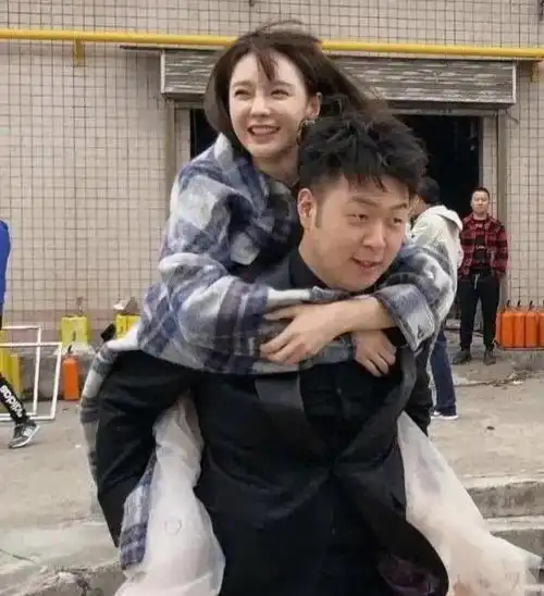 34岁沈梦辰带父母国外吹海风大长腿抢镜独不见老公杜海涛