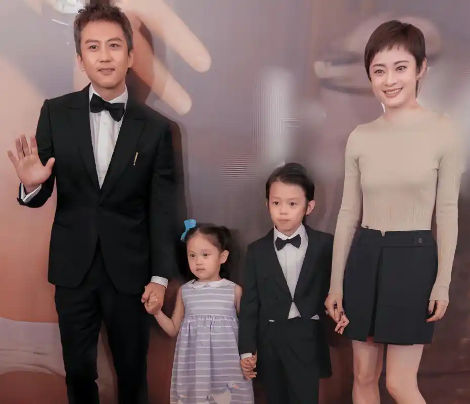 邓超一家四口合影