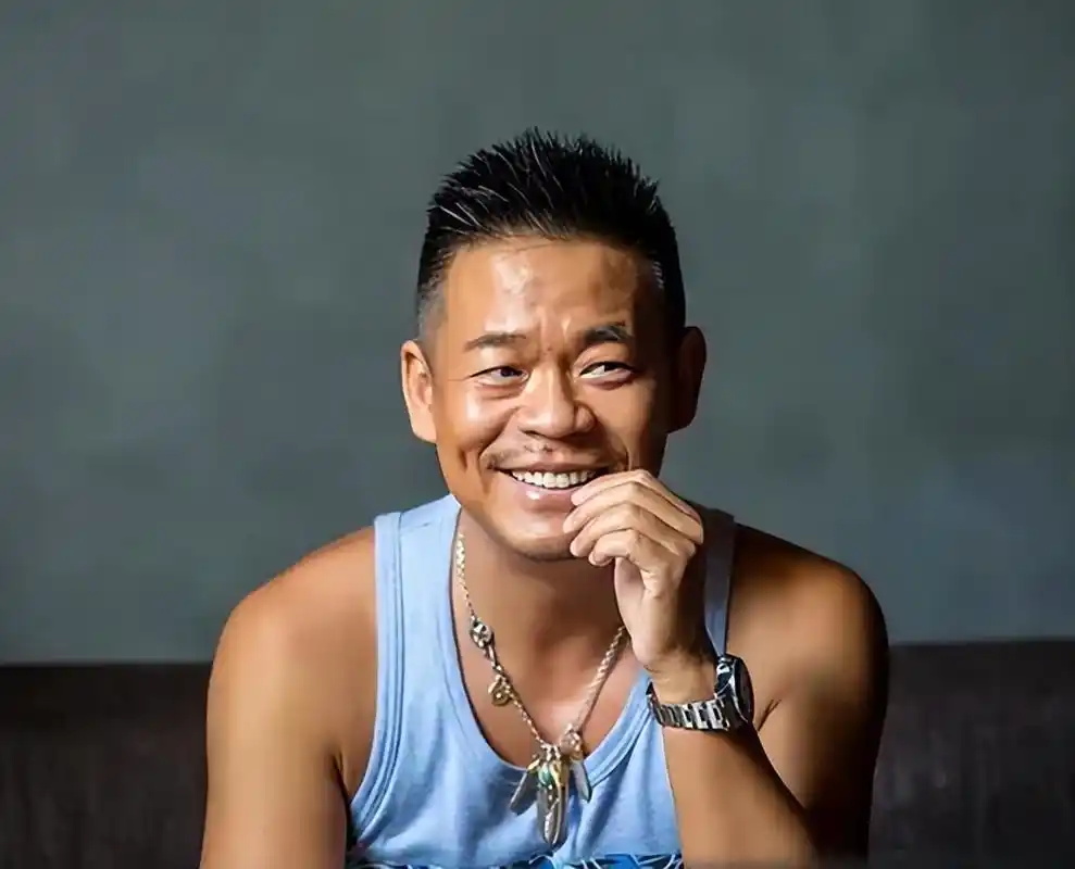 孙浩:曾经的春晚"落魄"歌手,幸得张嘉译提携10年,52岁被骂红