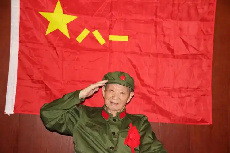 银城红日养老公寓在纪念建军93周年之际为入住该公寓的老革命军人拍摄