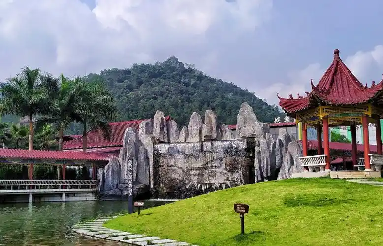 的风景名胜区,该景点的位置位于广东省肇庆市四会市区的城西2公里处