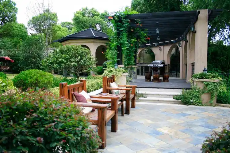 如果设计的庭院既有景观欣赏功能又有活动功能,则需要根据具体情况