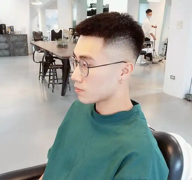 男生还是留"两边铲"发型最帅气,头发短而清新,看着就想剪