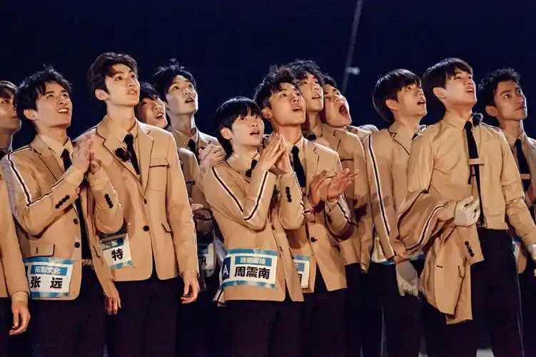 创造营团名出炉! 华晨宇一身红衣飙高音, 火箭少女c位是她!