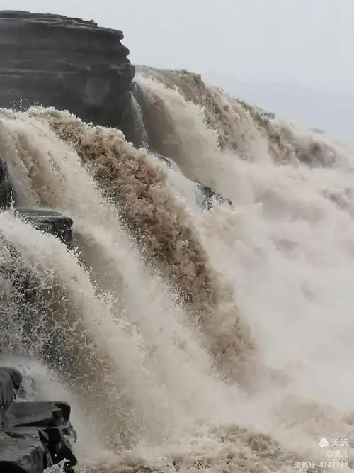 声的伴奏下,黄色巨流从上而下似排山倒海般涌来,浩浩荡荡,气势磅礴,不