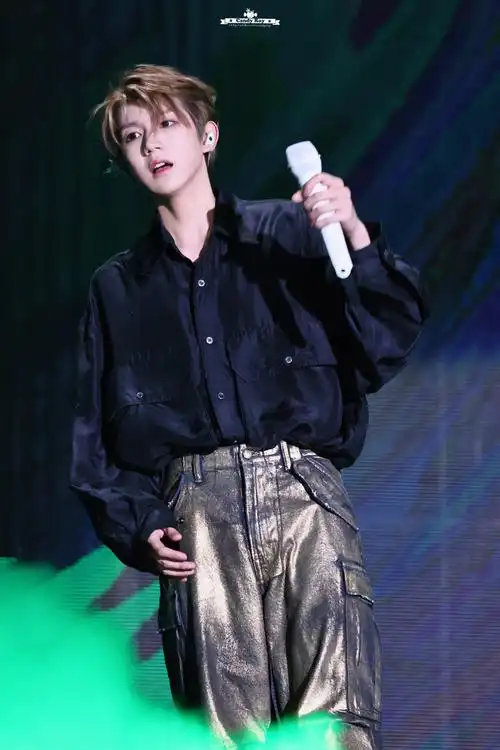 王源放下话筒之后还在唱##王源好像小王子