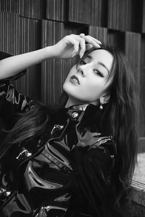 热巴穿黑风衣帅气利落 又美又飒-项城网