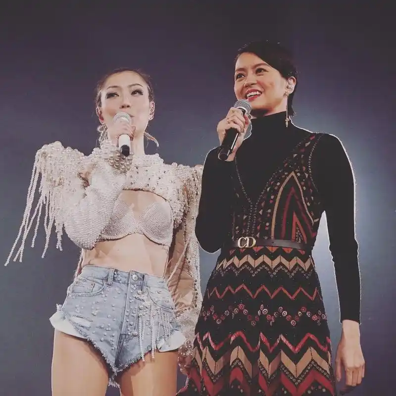 梁咏琪一袭长裙修长身材气质满分紧搂郑秀文开怀大笑zt