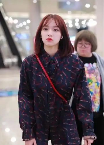 短发酷妹子程潇穿着衬衫走到机场,她的长腿依然吸引眼球