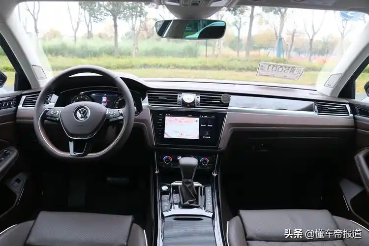 内饰部分和现款车型相同,在材质和功能性方面进行了相应提升,对称式