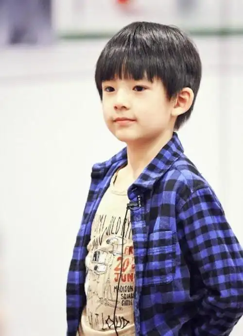 董洁带儿子走机场,12岁身高快超妈妈,母子俩曾合拍婚纱照引争议