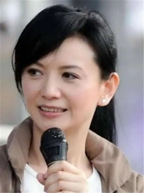 52岁曾华倩美貌依旧,气质更胜当年,儿子更是高大帅气!