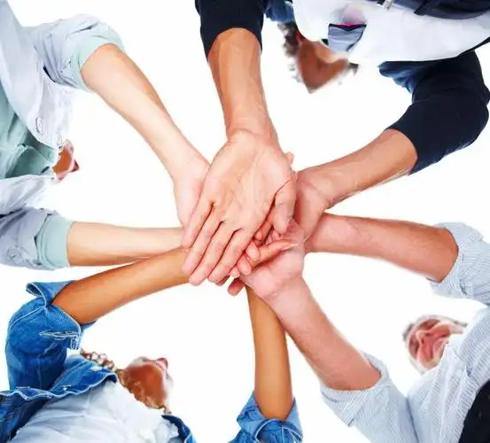 白色背景下的一群人在一起的俯视图