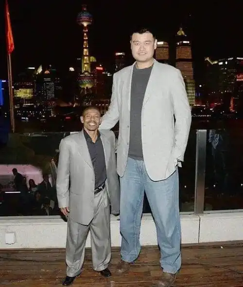 姚明:博格斯两人合影引热议,姚明比他高了整整一米,他咋投的篮_网易