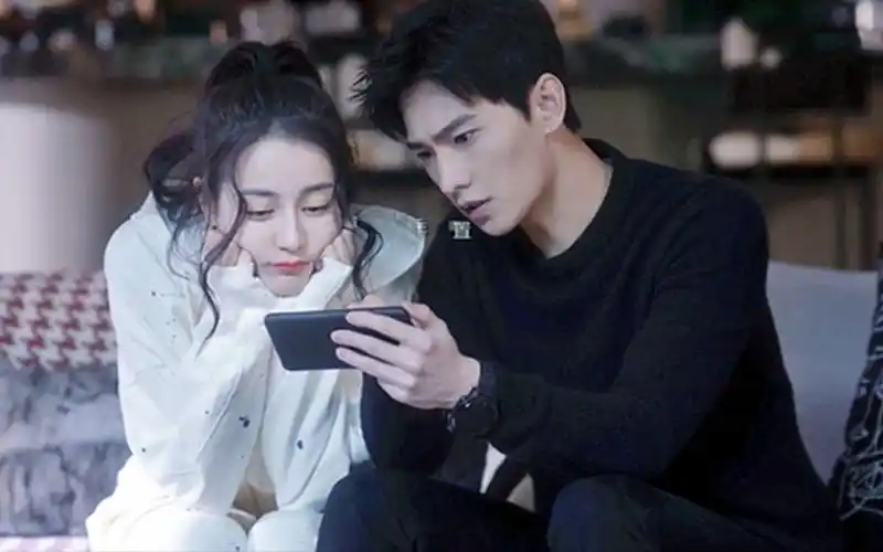 《你是我的荣耀》首播破1.3亿杨洋演冷峻学霸,热巴演软萌明星