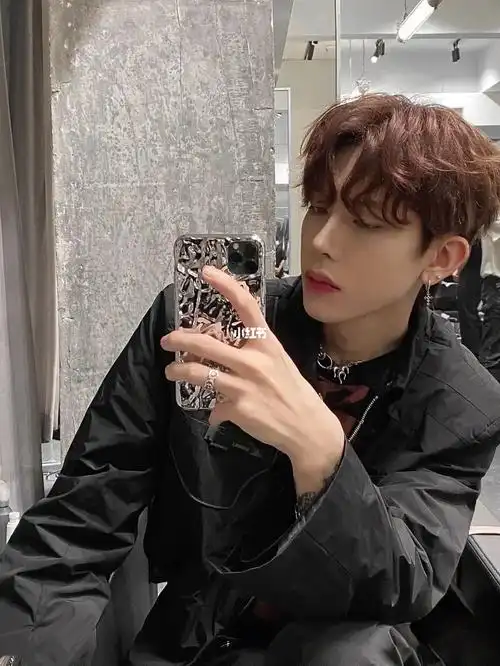 蝴蝶微分男生们一定要尝试一下的发型:蝴蝶微分2022最火男生发型蝴蝶