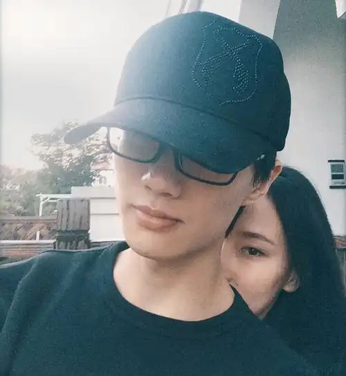 34岁黄龄新男友身份疑曝光长相普通不及许嵩曾戴婚戒引发质疑