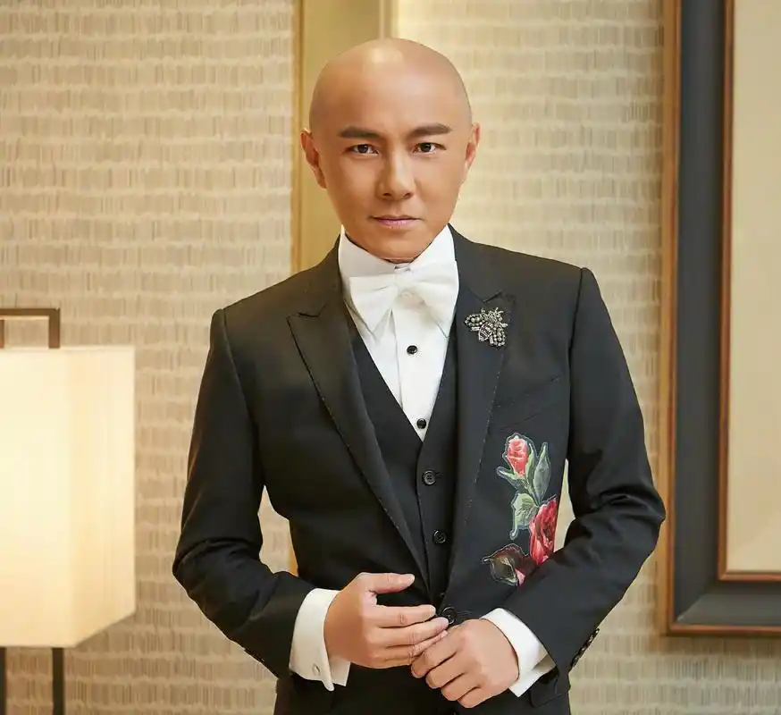 张卫健与徐峥同是光头的原因,一个让人心疼,一个让人佩服!