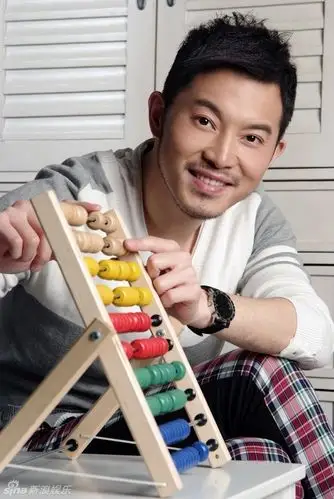 沙溢父爱写真出炉表情逗趣 要当帅气奶爸 (图)