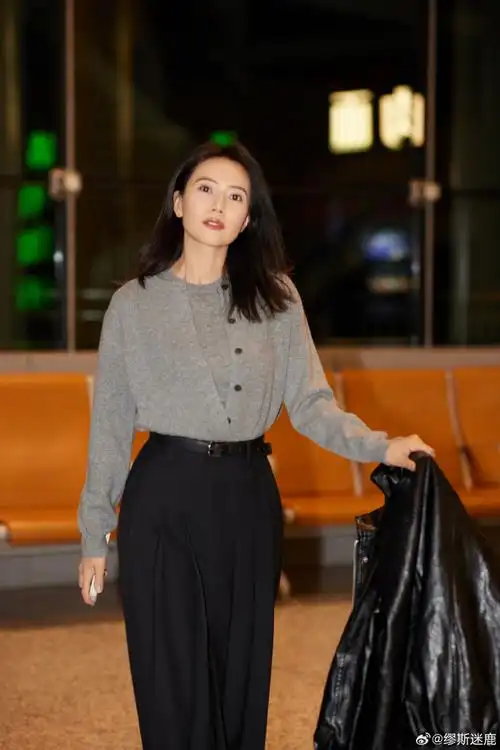 高圆圆演绎秋冬温柔老钱风穿搭模版,身着灰色衬衫外搭皮外套,一袭