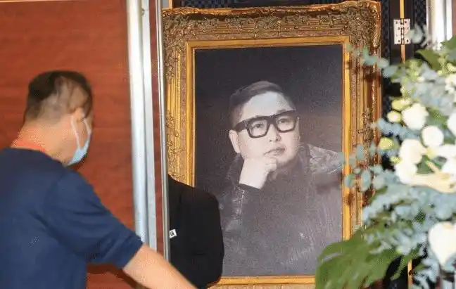 位是《美人鱼》执行导演钱国伟,曾四次去日本做免疫治疗,去年不幸病逝