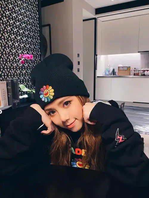 邓紫棋晒怼脸自拍大眼灵动托腮浅笑呆萌可爱