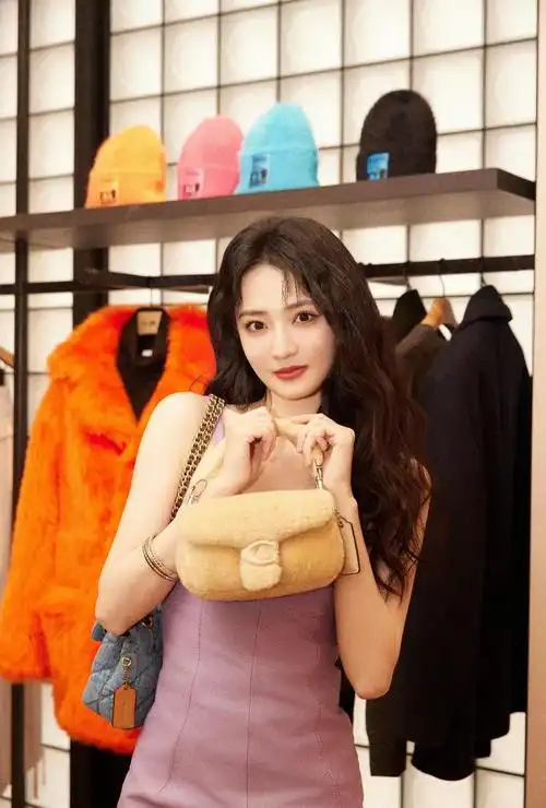 徐璐在纽约时装周观秀身穿紫色紧身吊带裙清纯中带着魅力