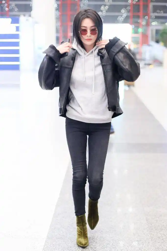 张馨予现身机场 黑皮衣配牛仔裤秀干练身材 帅酷十足