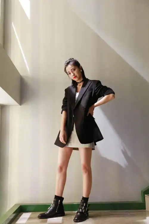 女演员万鹏自信性感灵动时尚写真__凤凰网