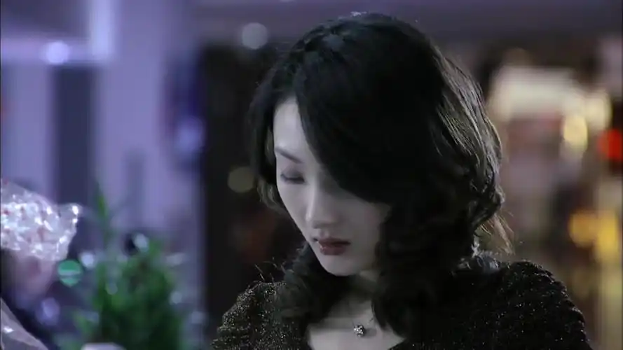 谎言背后:梦瑶得知戒指上的竟不是钻石,她都要气疯了!