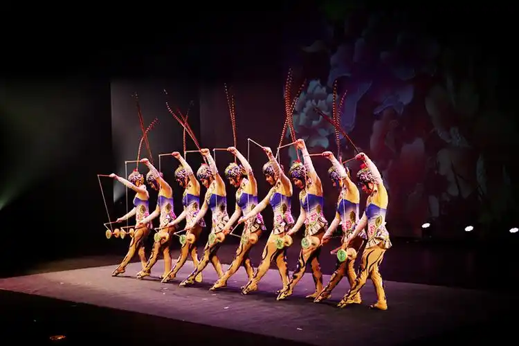 中国杂技团表演《俏花旦-抖空竹》.