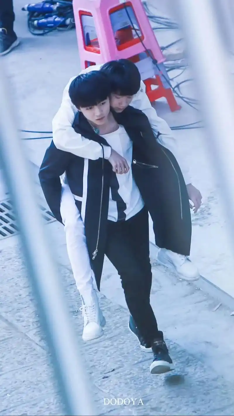 凯源 #王俊凯 #王源 愚人节发图是吧 谁当年还不是个凯源 - 抖音